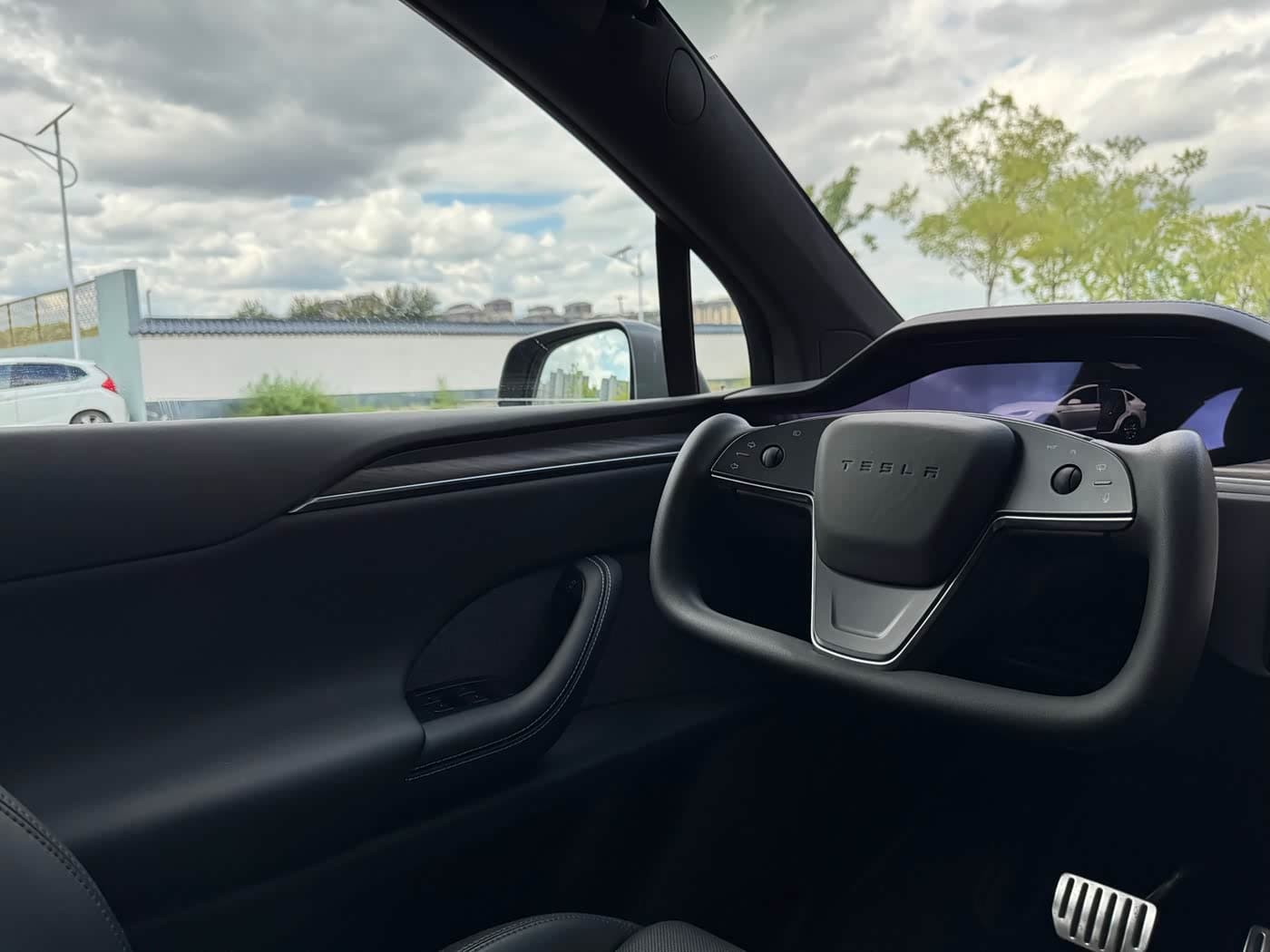 Tesla Model X 2023 — Фото 15/20