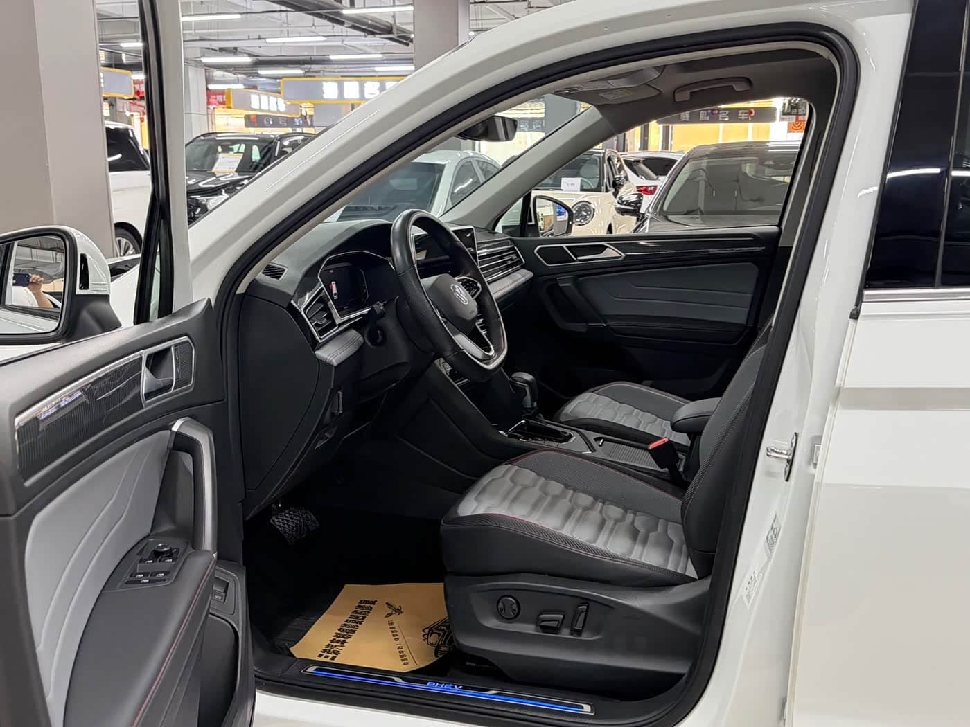 Volkswagen Tiguan L PHEV 2023 — Фото 11/14