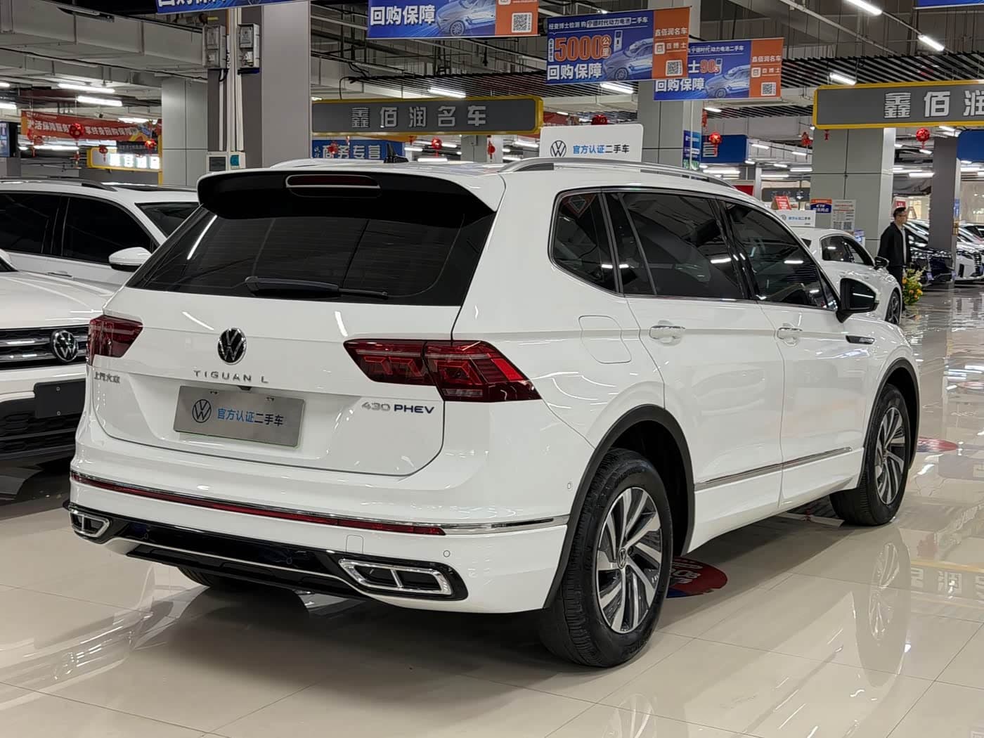 Volkswagen Tiguan L PHEV 2023 — Фото 4/13