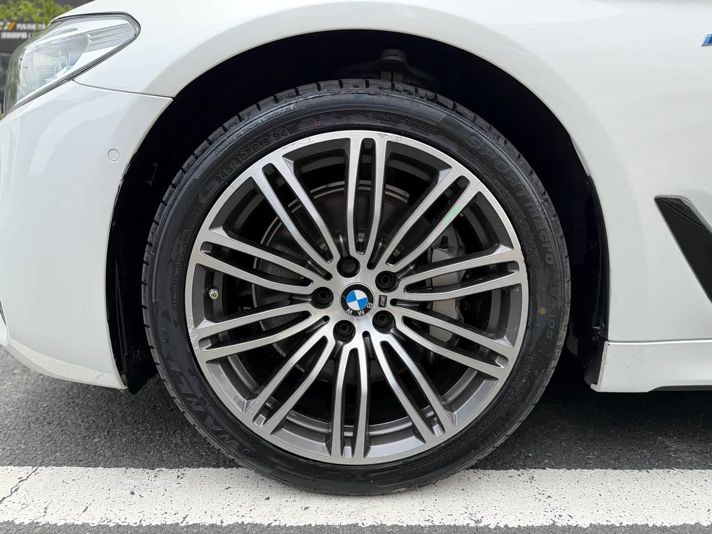 BMW 5 Series 2018 — Фото 9/20