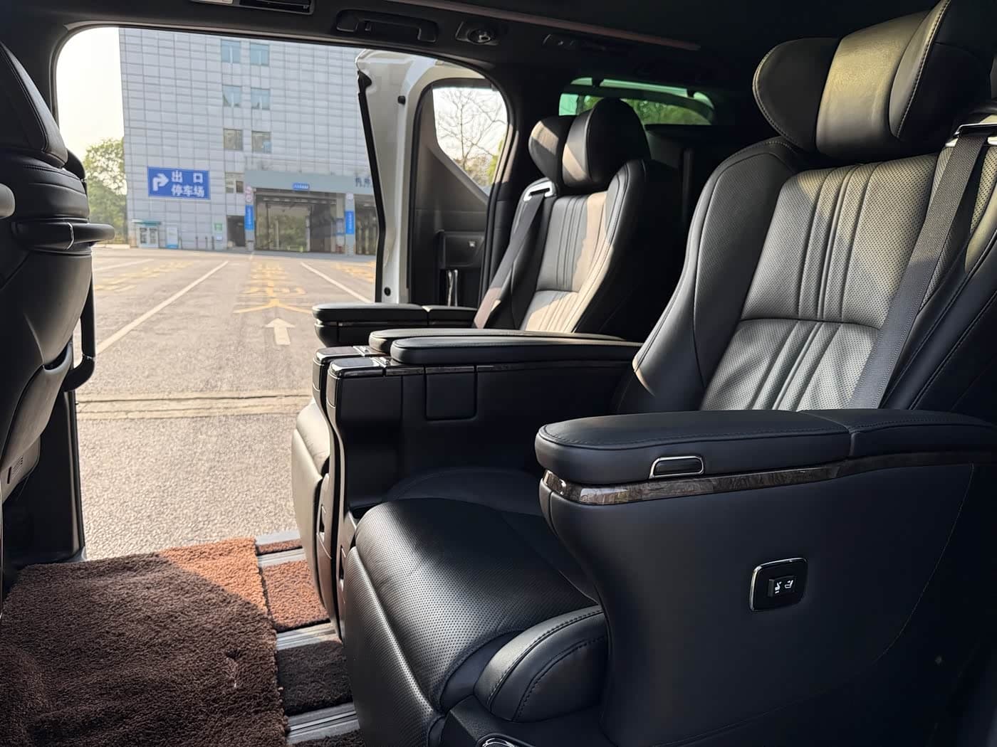 Toyota Alphard 2022 — Фото 9/20