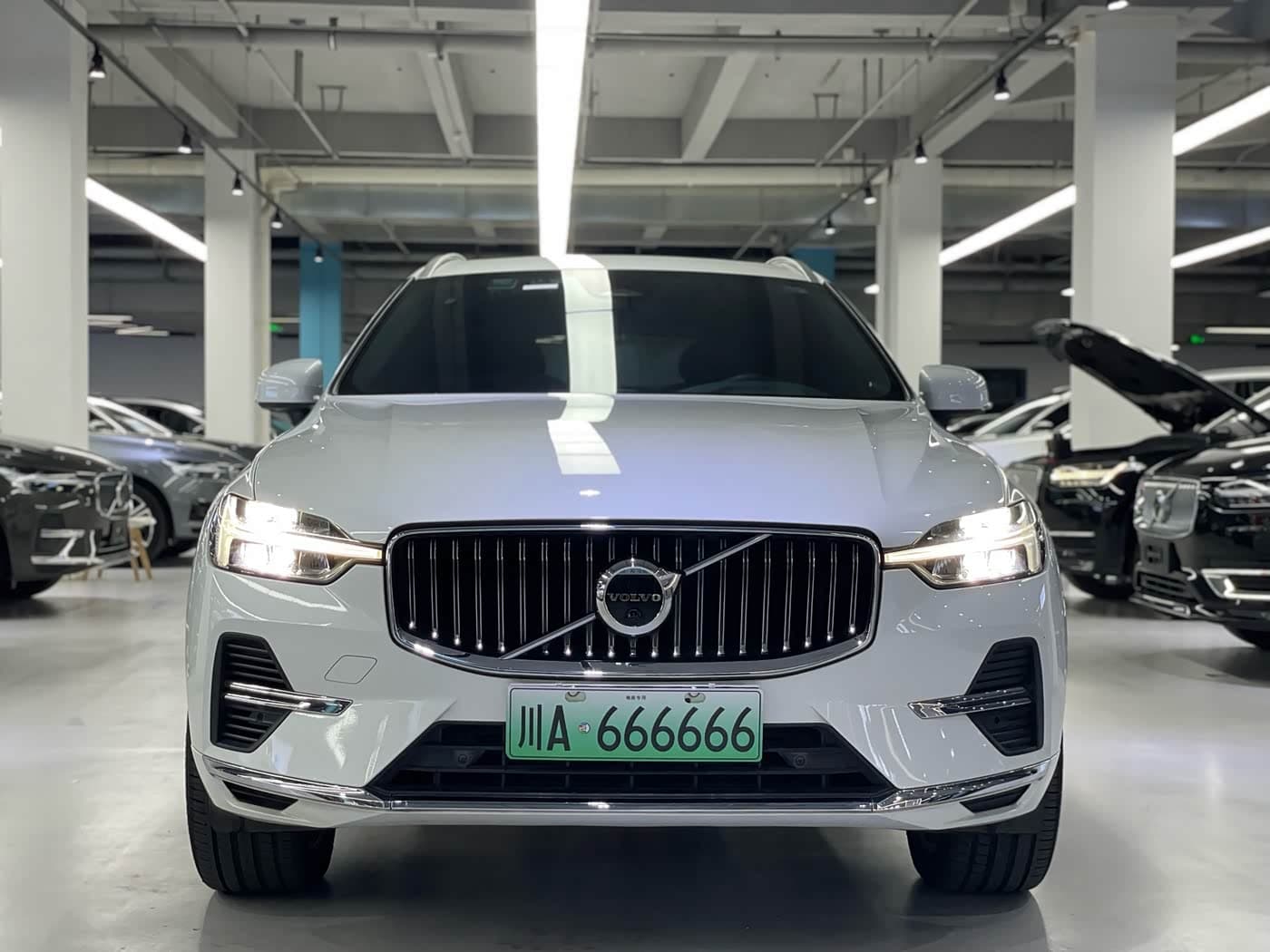 Volvo XC60 Plug-in Hybrid 2021 — Фото 2/10