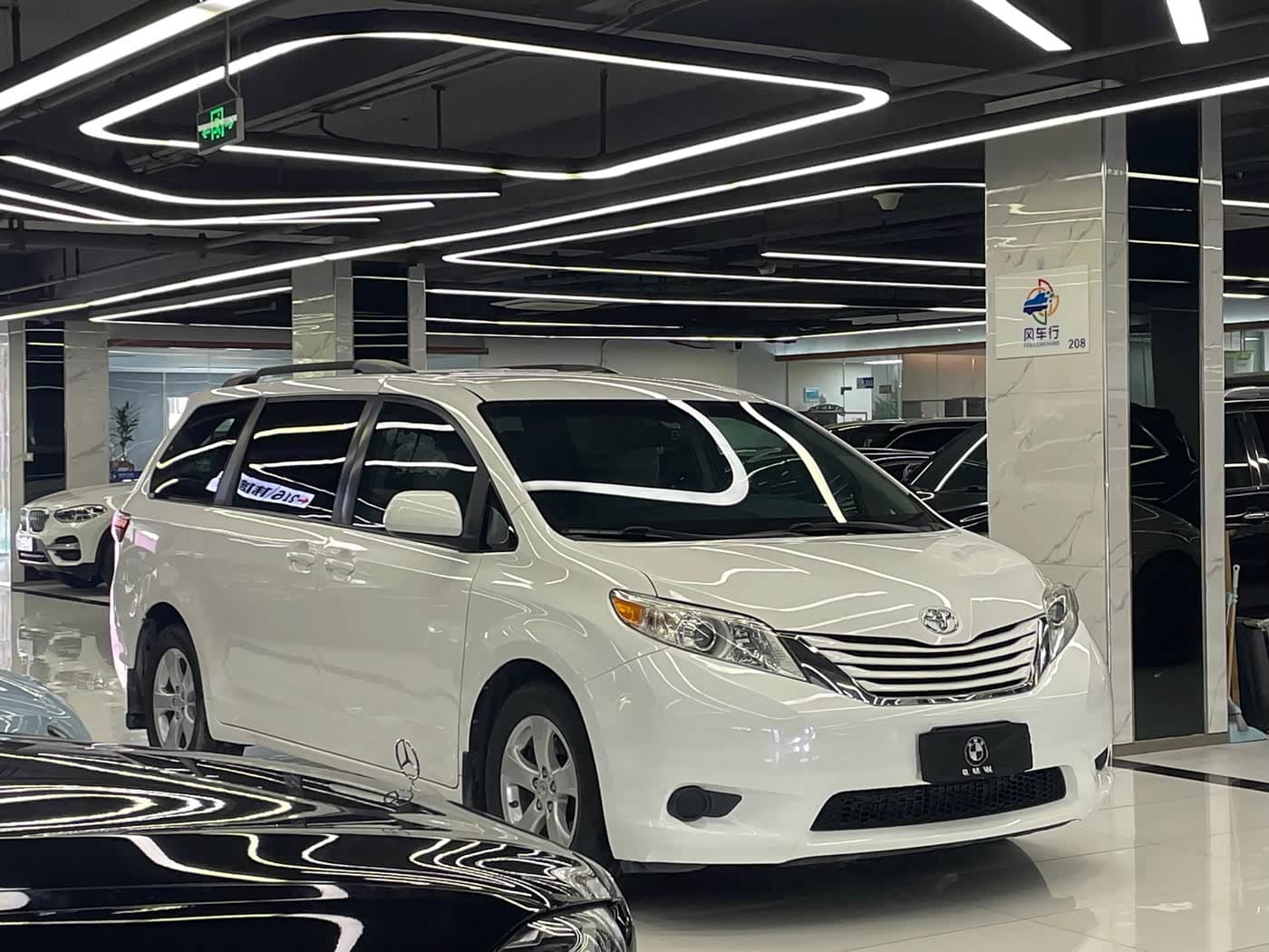 Toyota Sienna 2016 — Фото 3/20