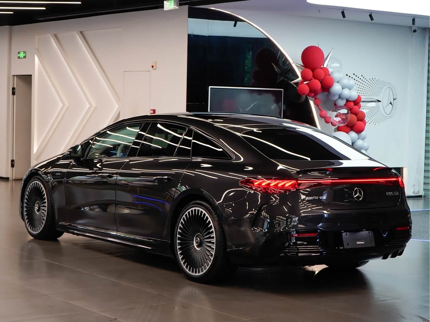 Mercedes-Benz EQS AMG 2025 — Фото 9/20