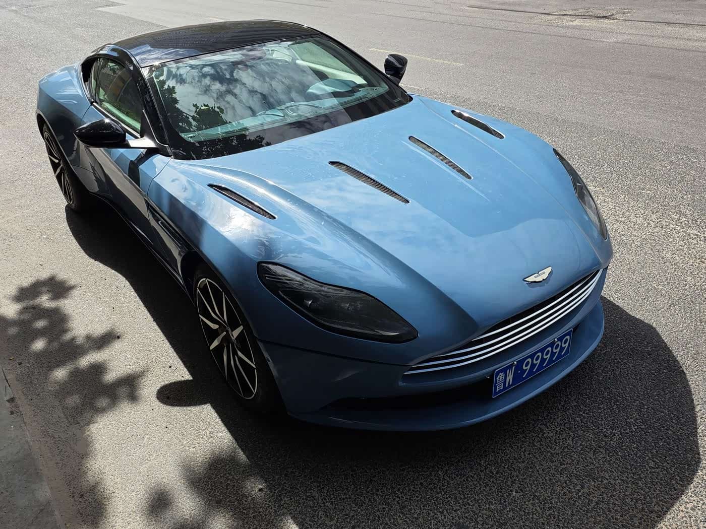 Aston Martin DB11 2016 — Фото 14/14