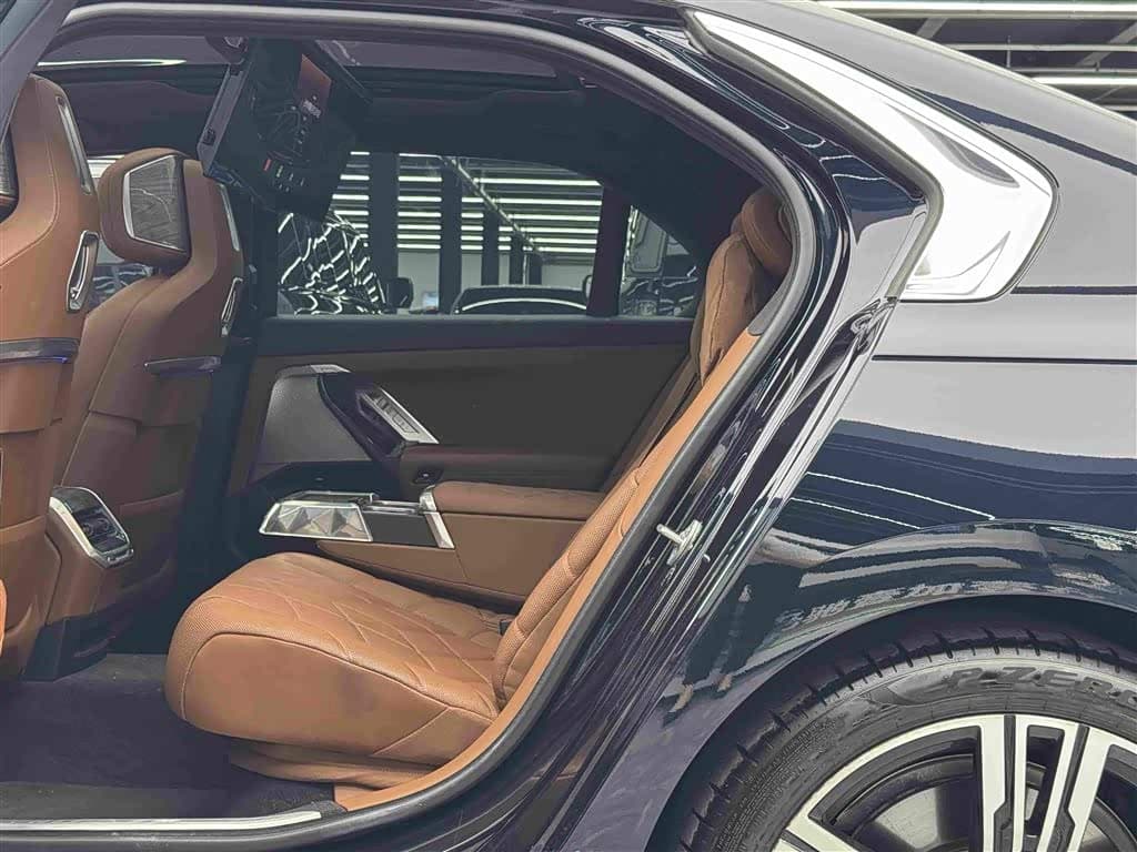 BMW i7 2023 — Фото 9/20