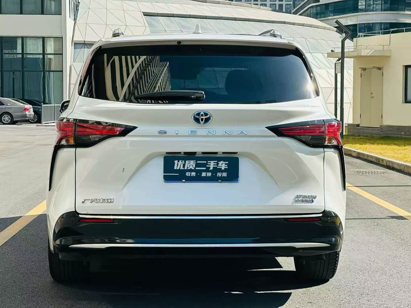Toyota Sienna 2022 — Фото 8/9