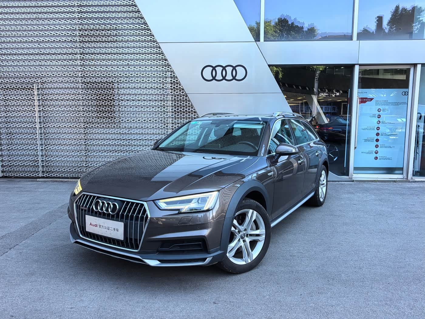 Audi A4 2017 — Фото 1/13