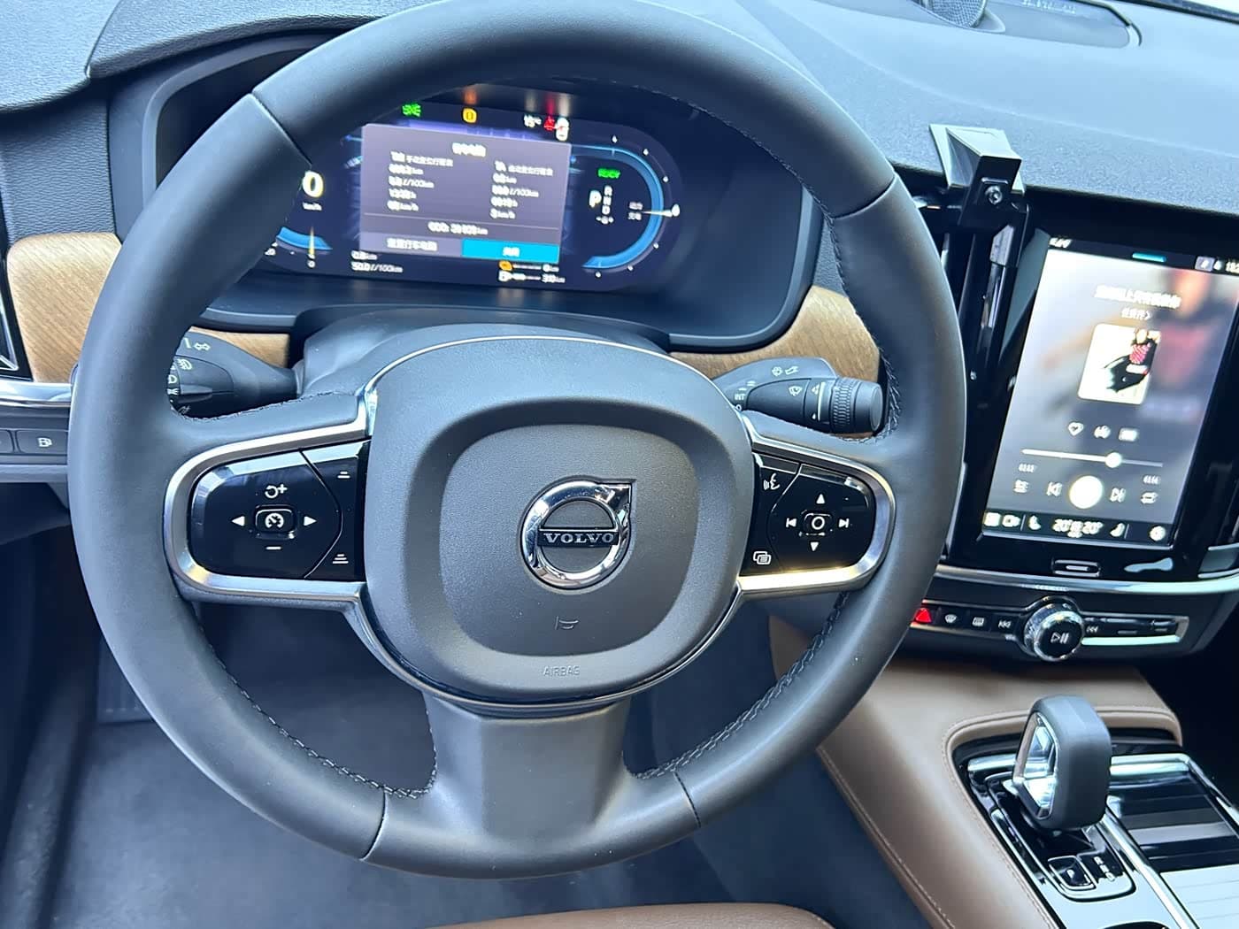 Volvo S90 Plug-in Hybrid 2024 — Фото 14/18