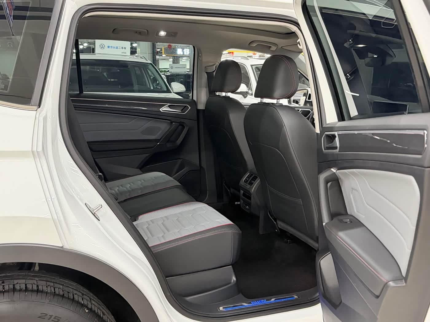 Volkswagen Tiguan L PHEV 2023 — Фото 13/14