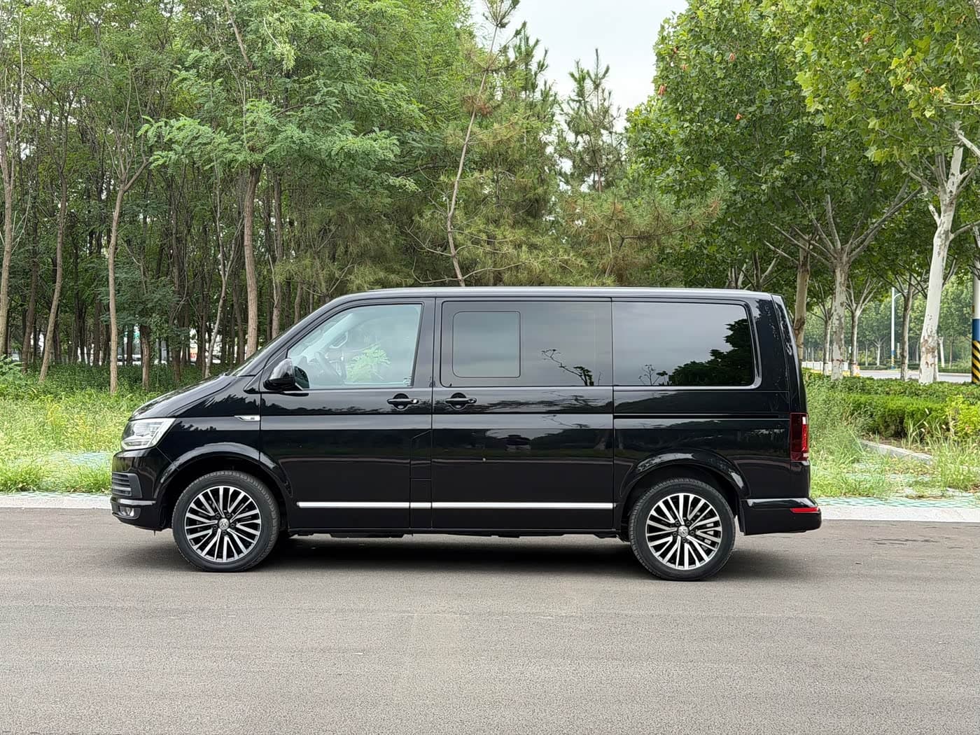 Volkswagen Multivan 2017 — Фото 4/20