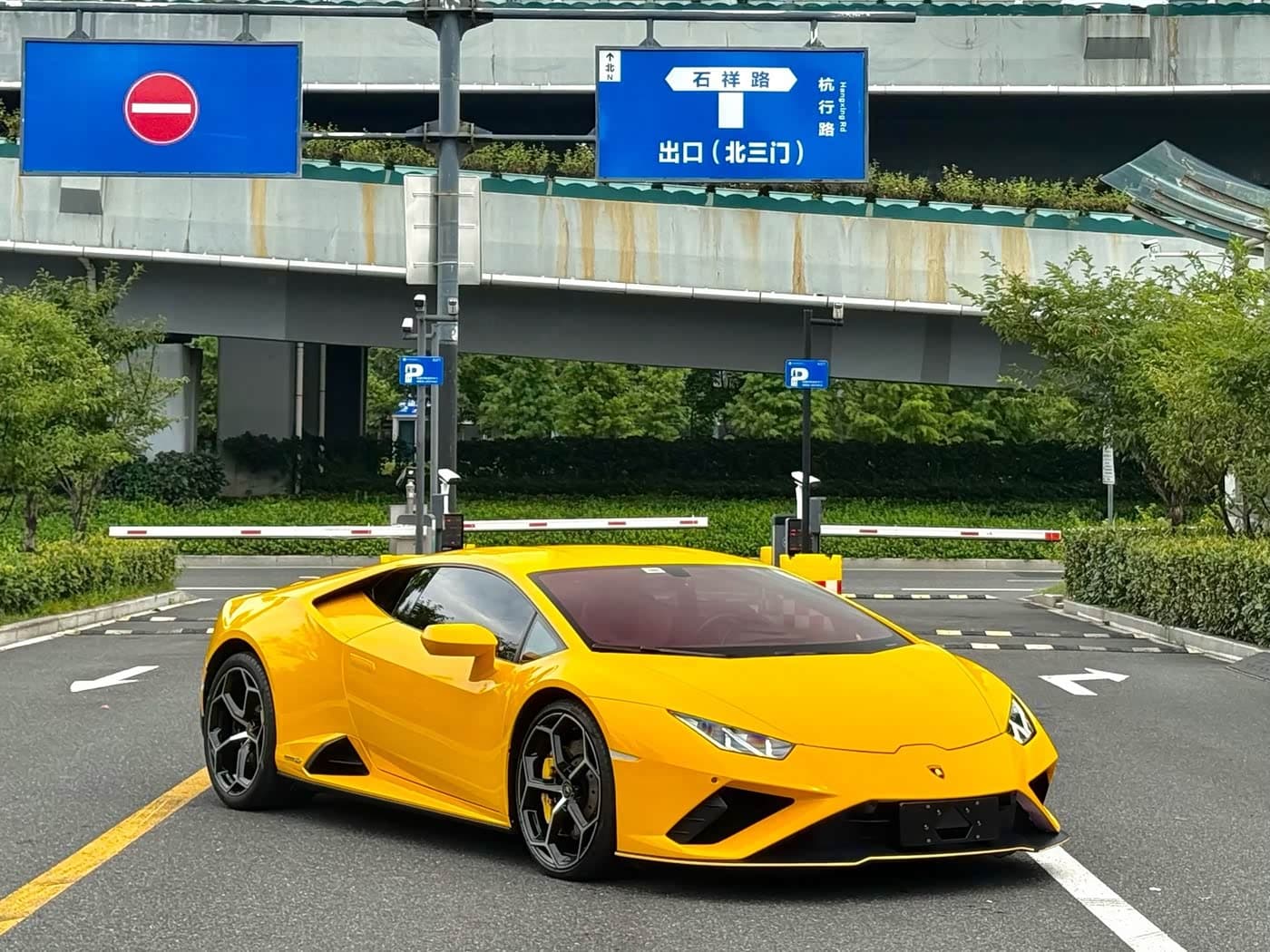 Lamborghini Huracán 2023 — Фото 2/9