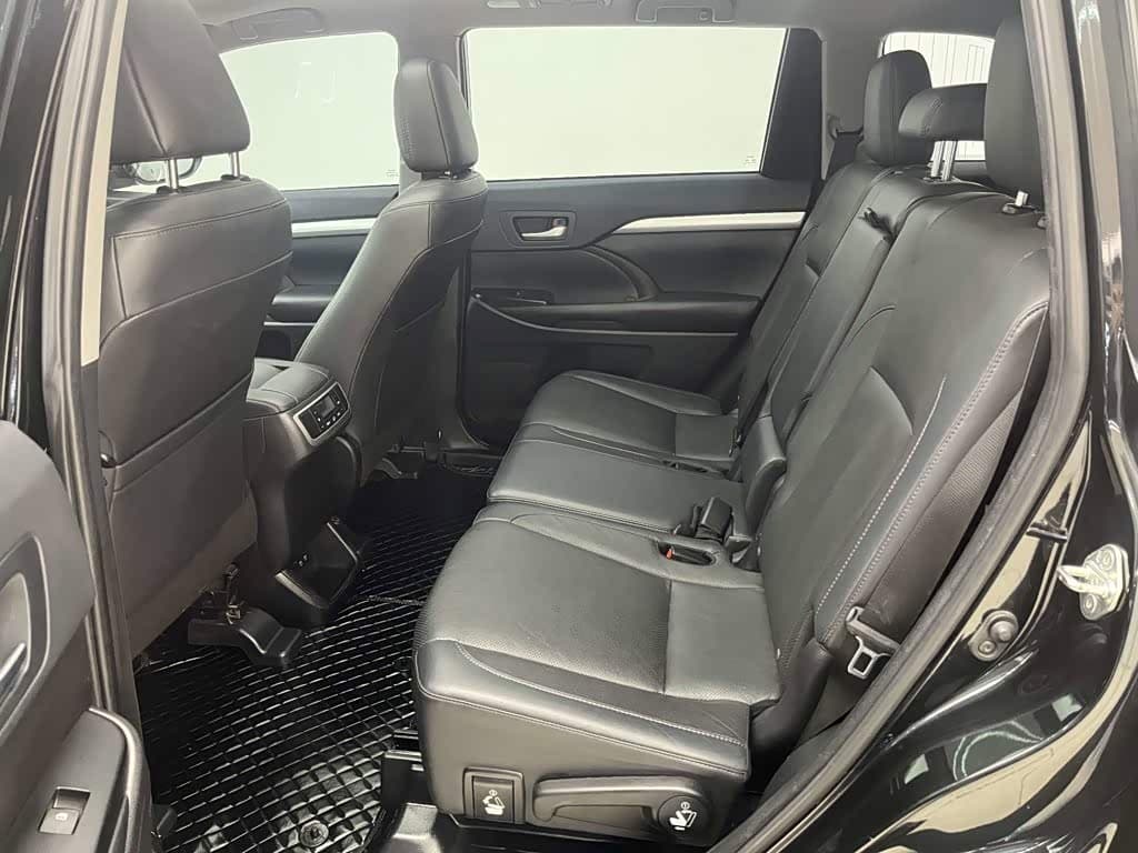 Toyota Highlander 2021 — Фото 19/20