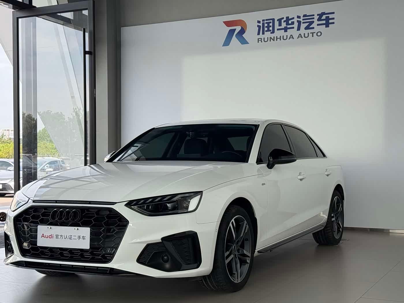 Audi A4L 2023 — Фото 1/16