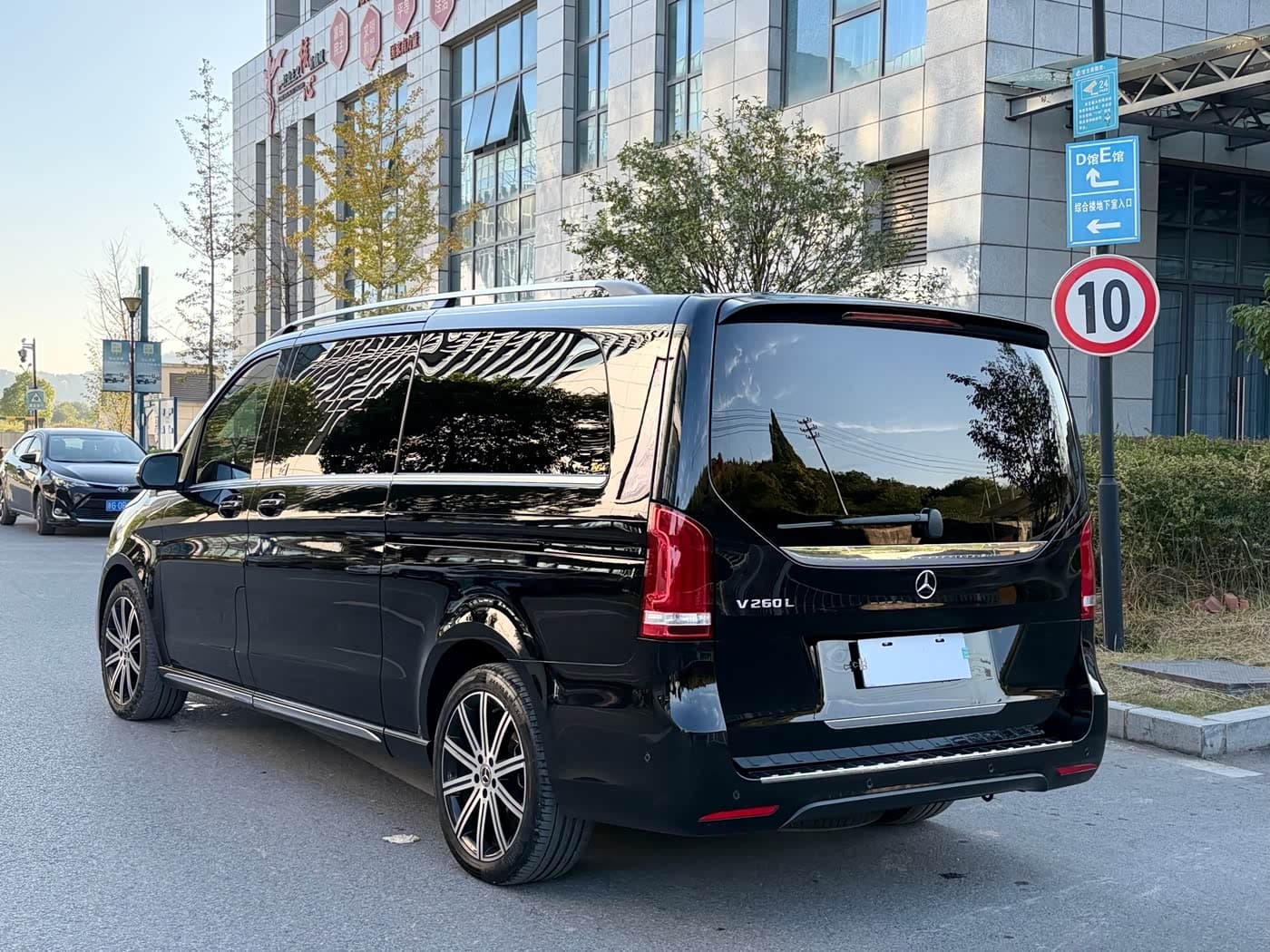 Mercedes-Benz V-Class 2022 — Фото 6/20