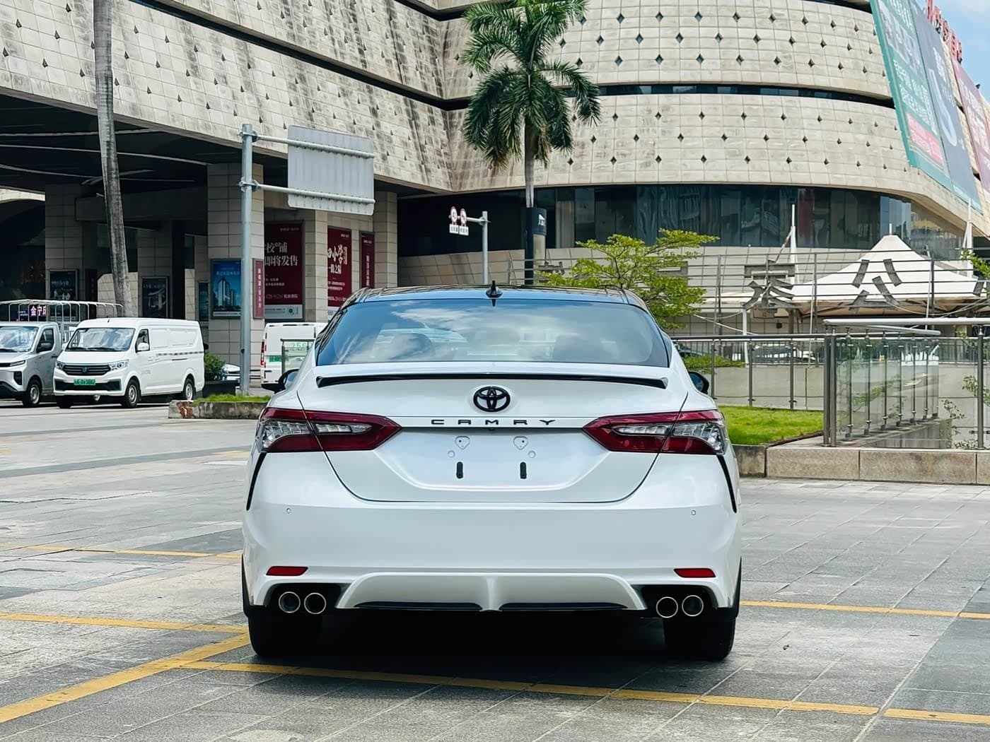 Toyota Camry 2023 — Фото 8/20