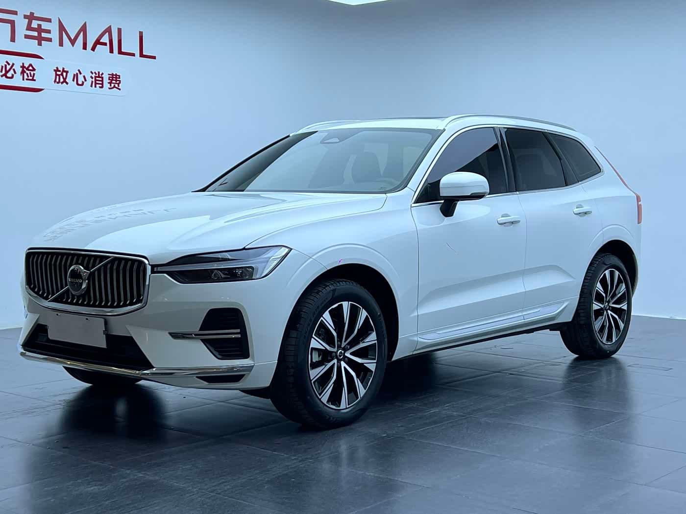Volvo XC60 2023 — Фото 1/17