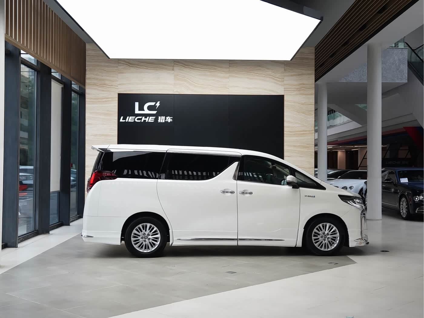 Toyota Alphard 2019 — Фото 3/14