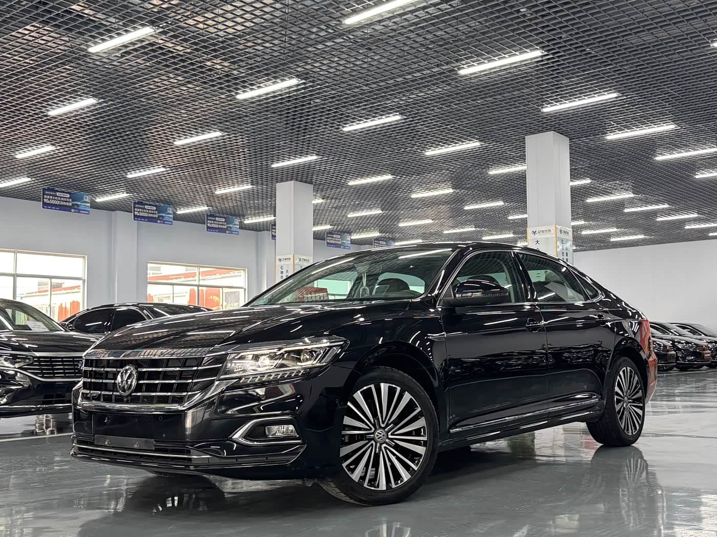 Volkswagen Passat 2019 — Фото 1/10