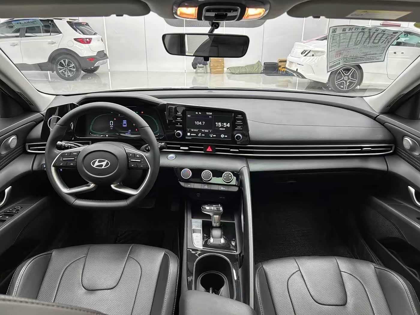 Hyundai Elantra 2023 — Фото 15/20