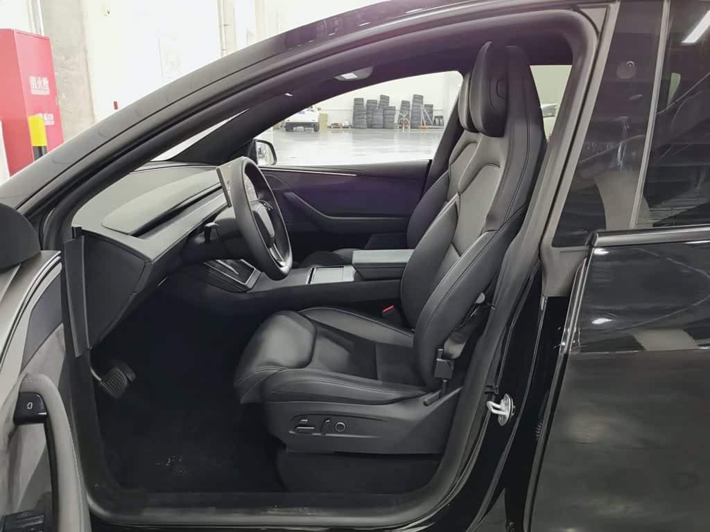 Tesla Model Y L 2025 — Фото 10/20