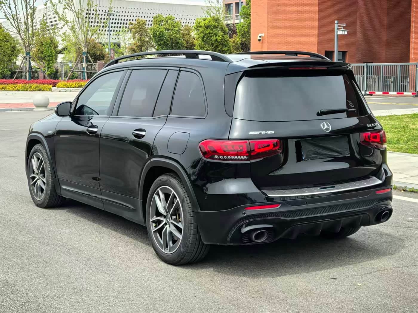 Mercedes-Benz GLB AMG 2023 — Фото 4/9