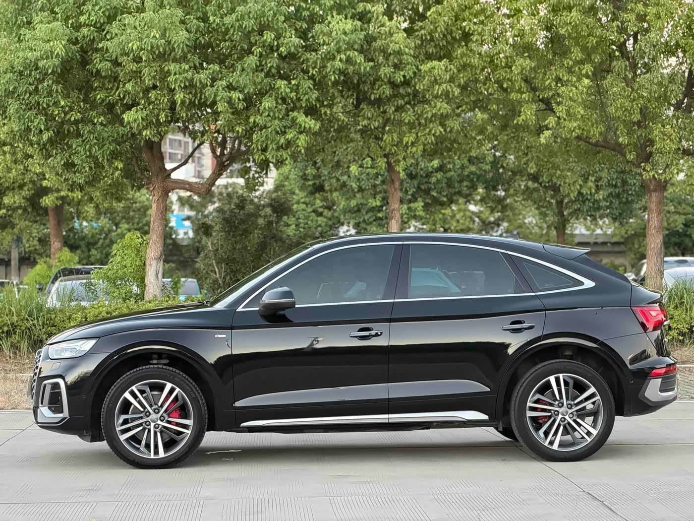 Audi Q5L Sportback 2021 — Фото 4/20