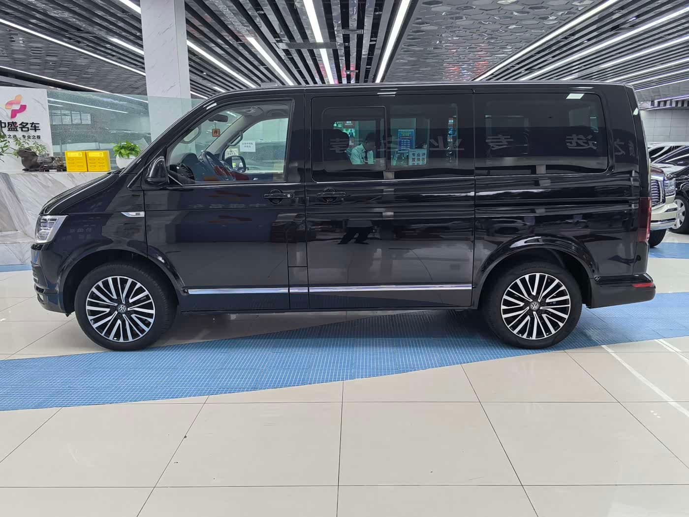 Volkswagen Multivan 2019 — Фото 4/18