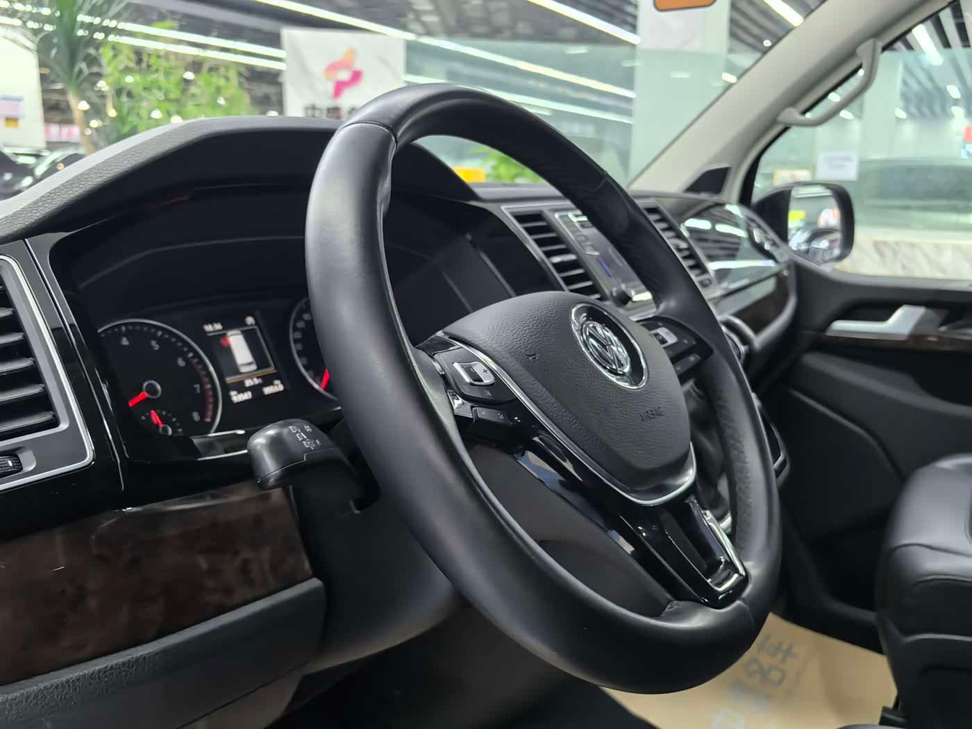 Volkswagen Multivan 2019 — Фото 7/18