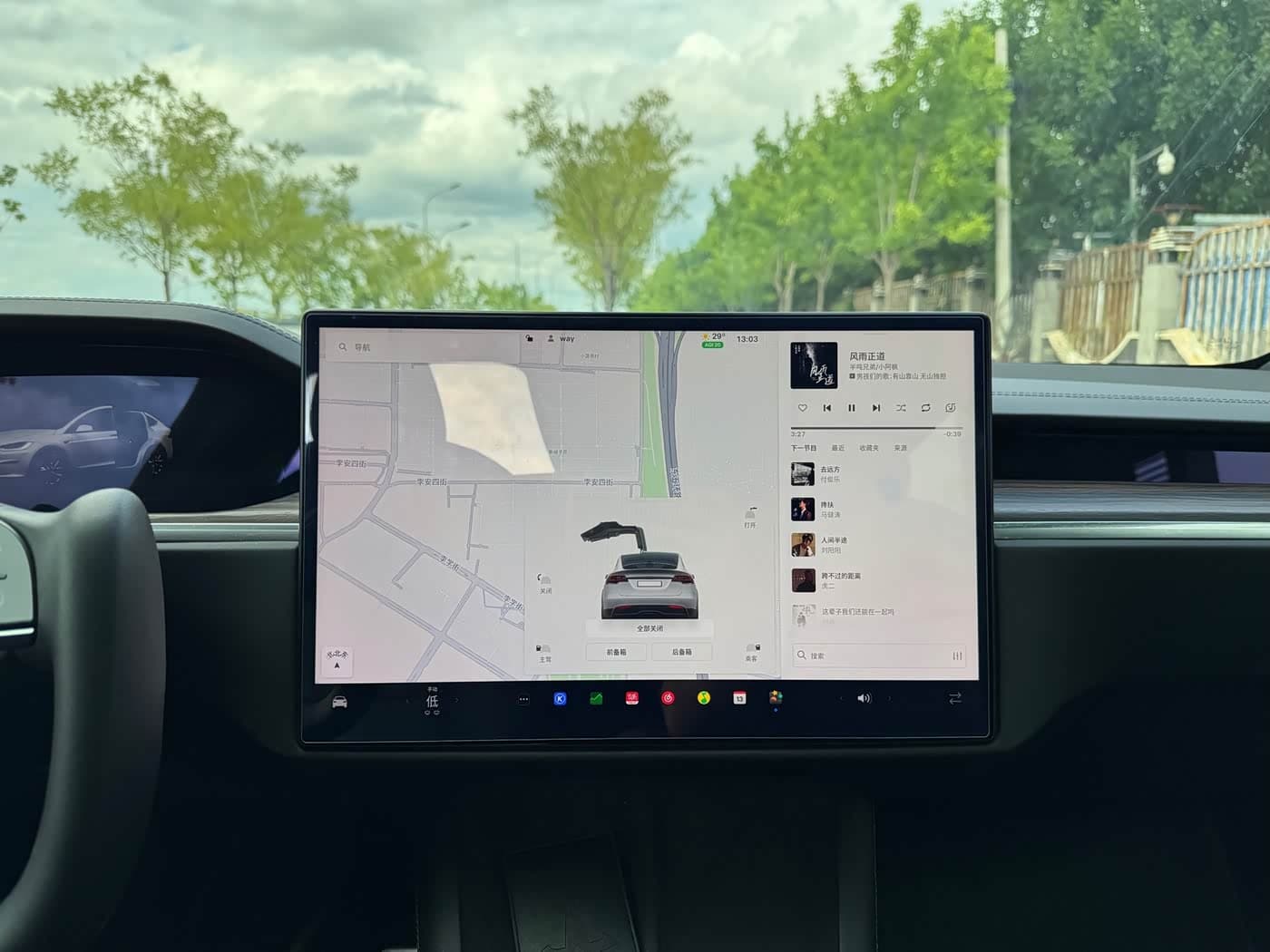 Tesla Model X 2023 — Фото 13/20