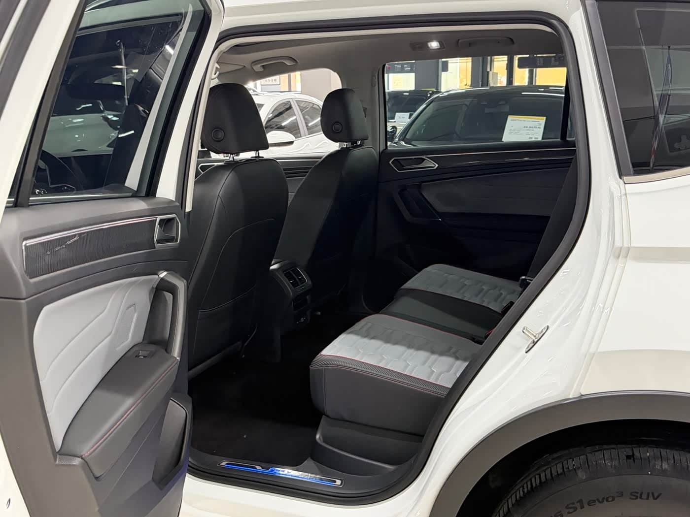 Volkswagen Tiguan L PHEV 2023 — Фото 12/14