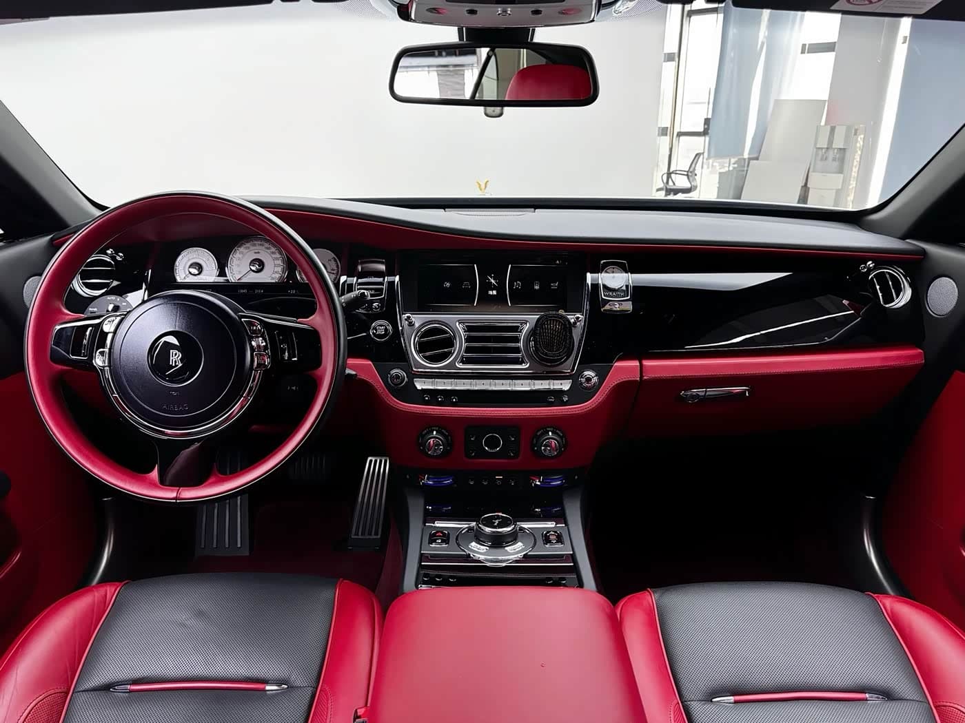 Rolls-Royce Wraith 2018 — Фото 13/20