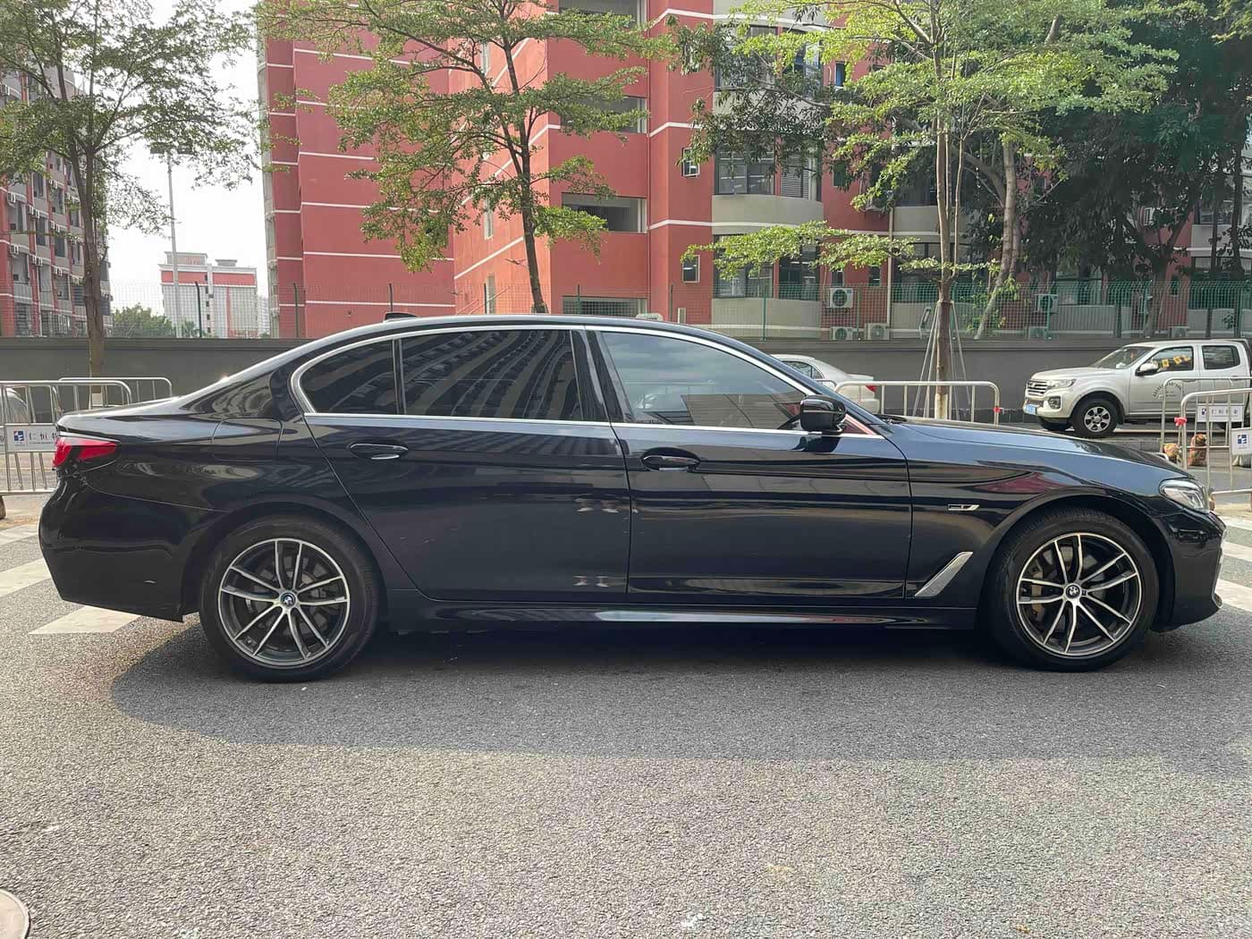 BMW 5 Series New Energy 2021 — Фото 8/15
