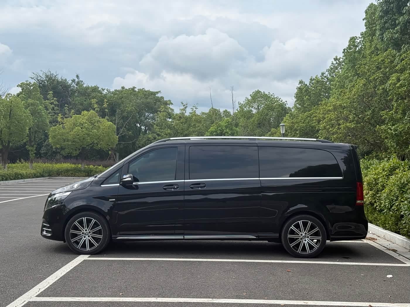 Mercedes-Benz V-Class 2023 — Фото 7/17