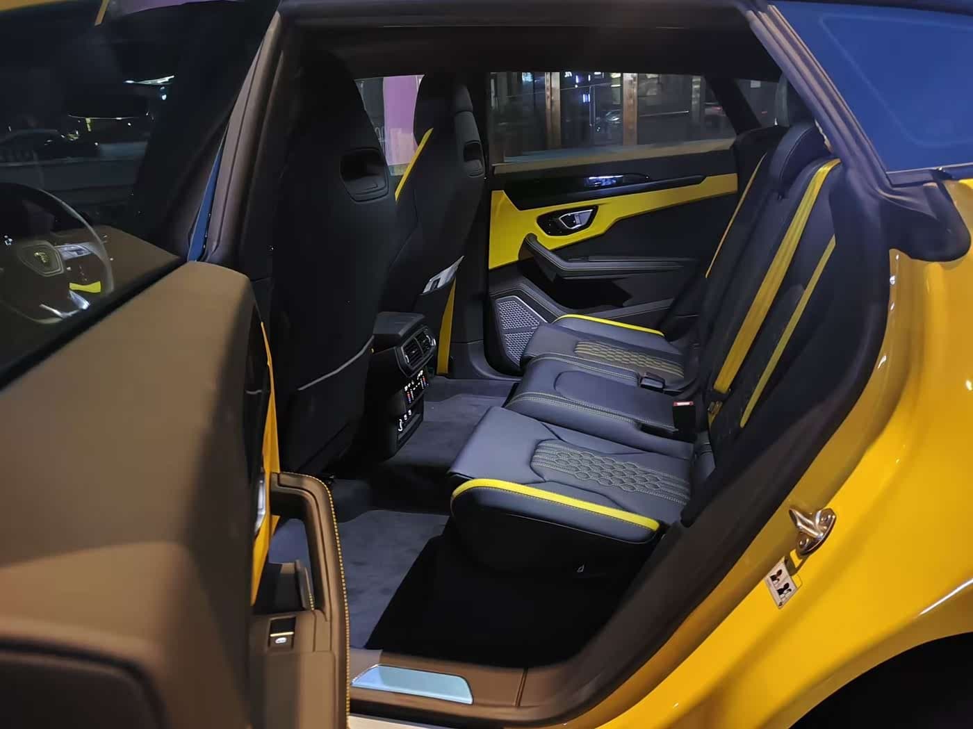 Lamborghini Urus SE 2026 — Фото 9/10