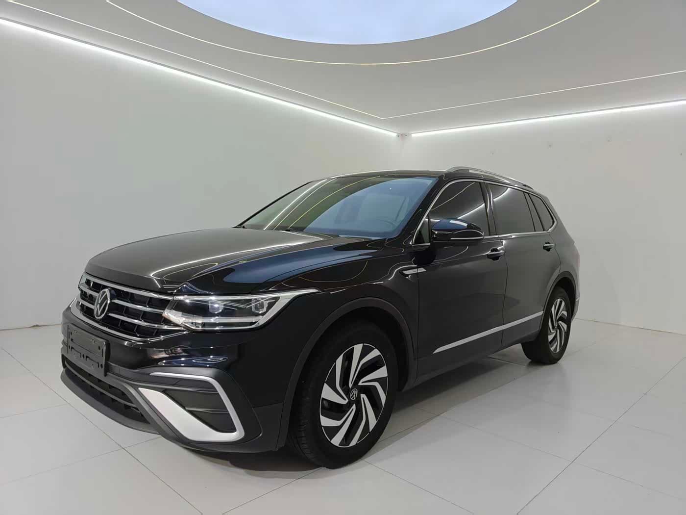 Volkswagen Tiguan L 2023 — Фото 1/20