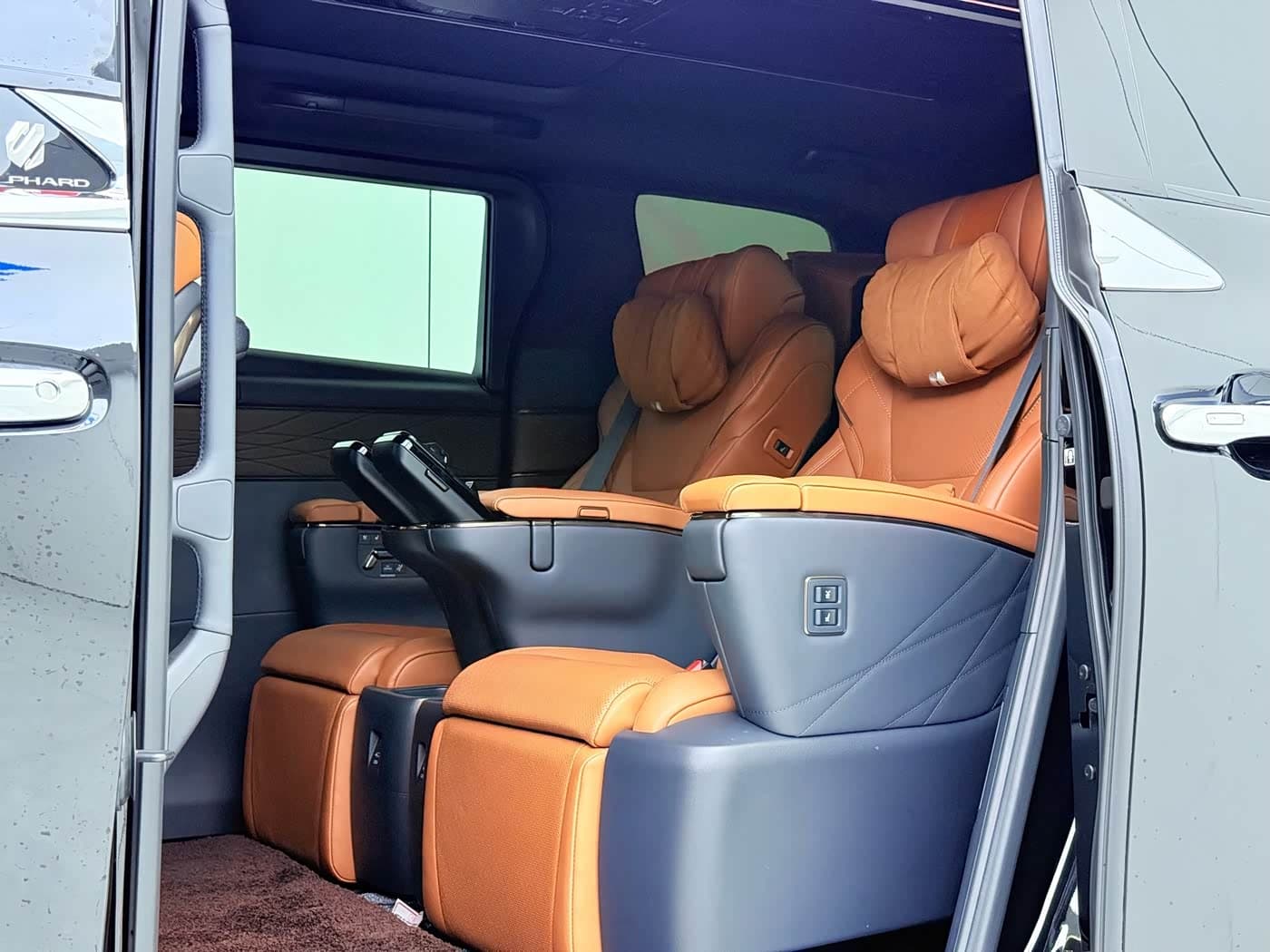 Toyota Alphard 2024 — Фото 8/16