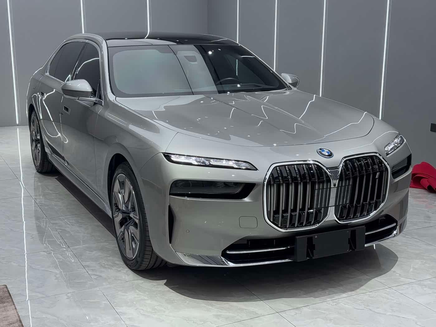 BMW i7 2023 — Фото 3/20