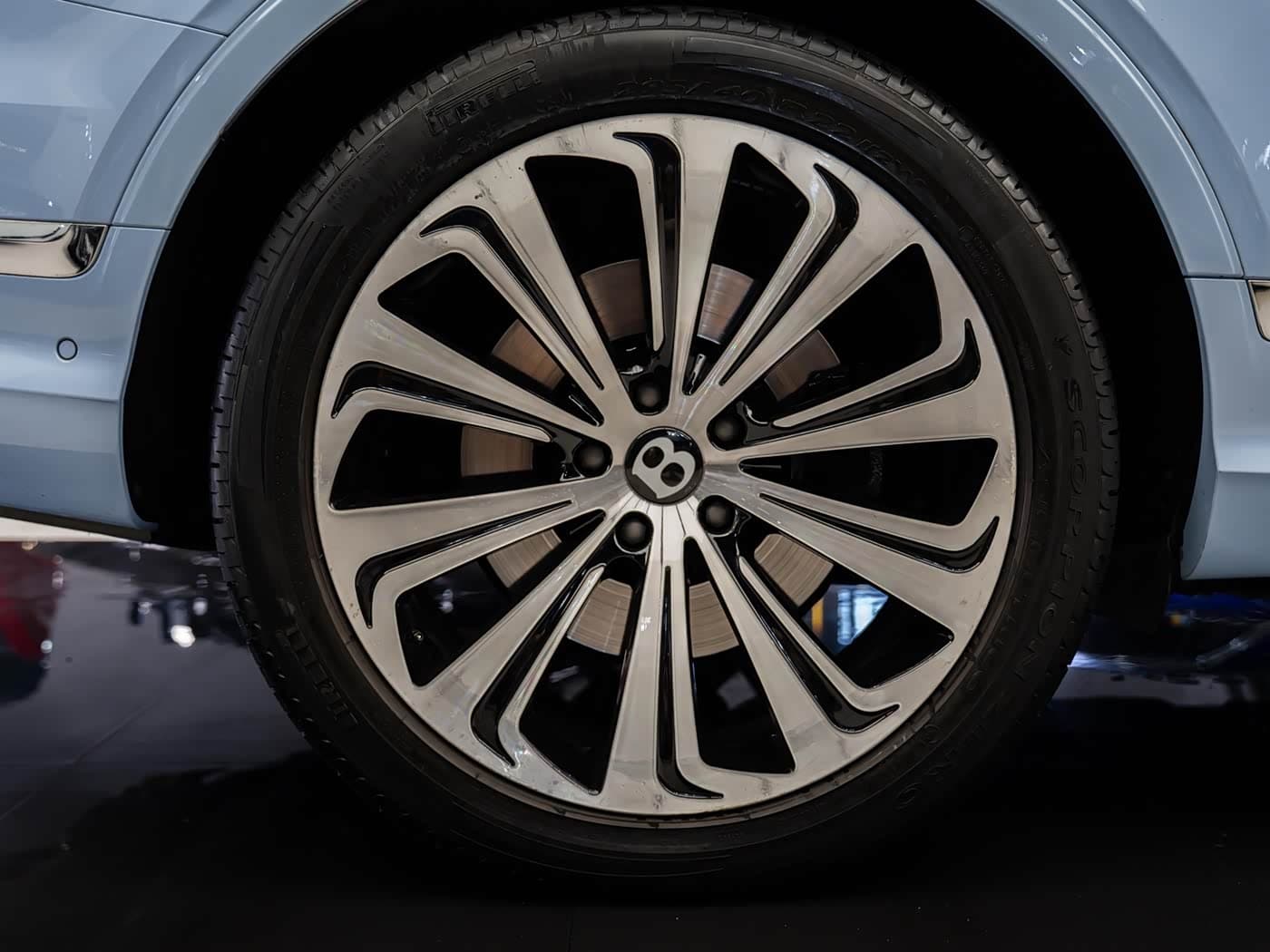 Bentley Bentayga Hybrid 2021 — Фото 16/16