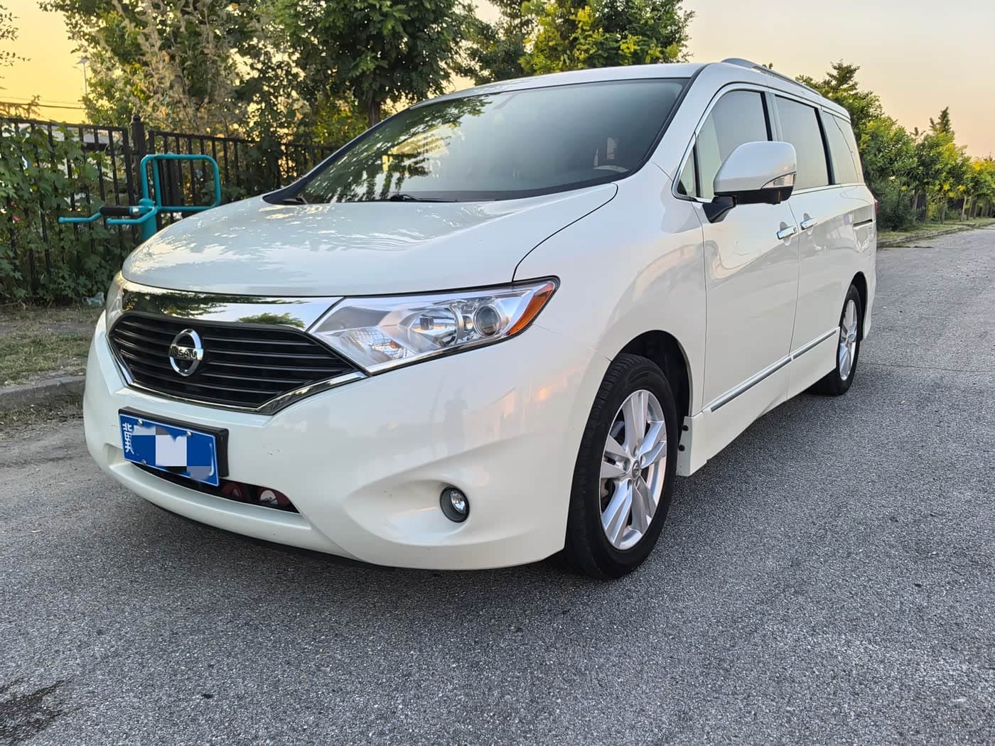 Nissan Quest 2017 — Фото 1/20