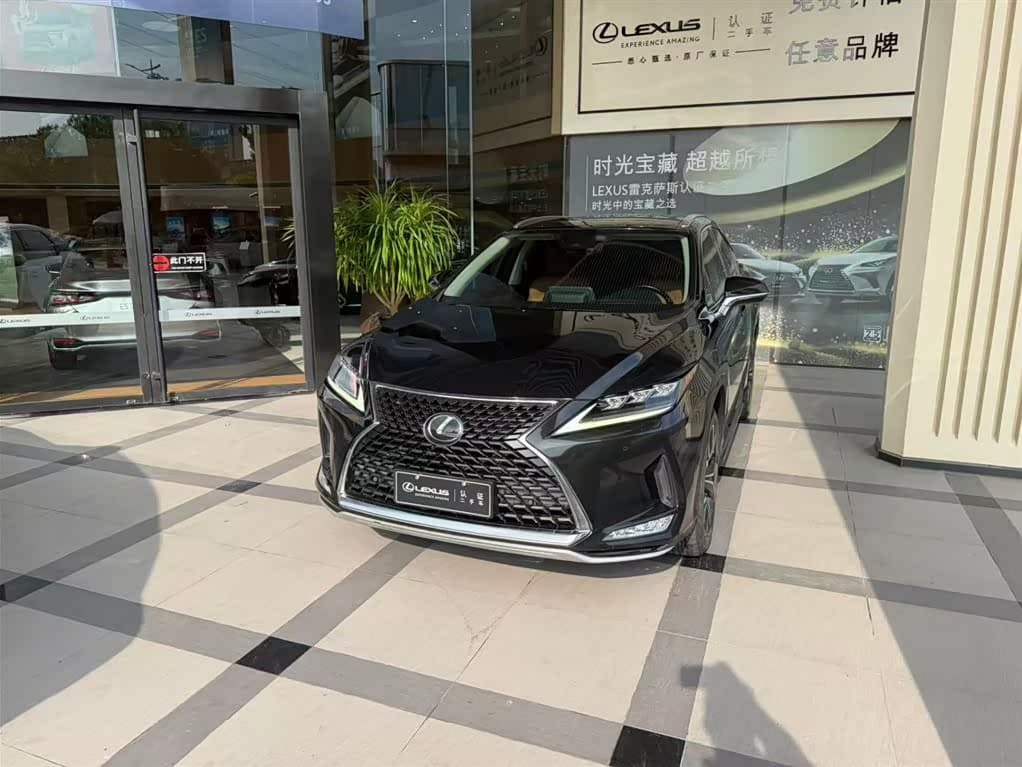 Lexus RX 2021 — Фото 1/8