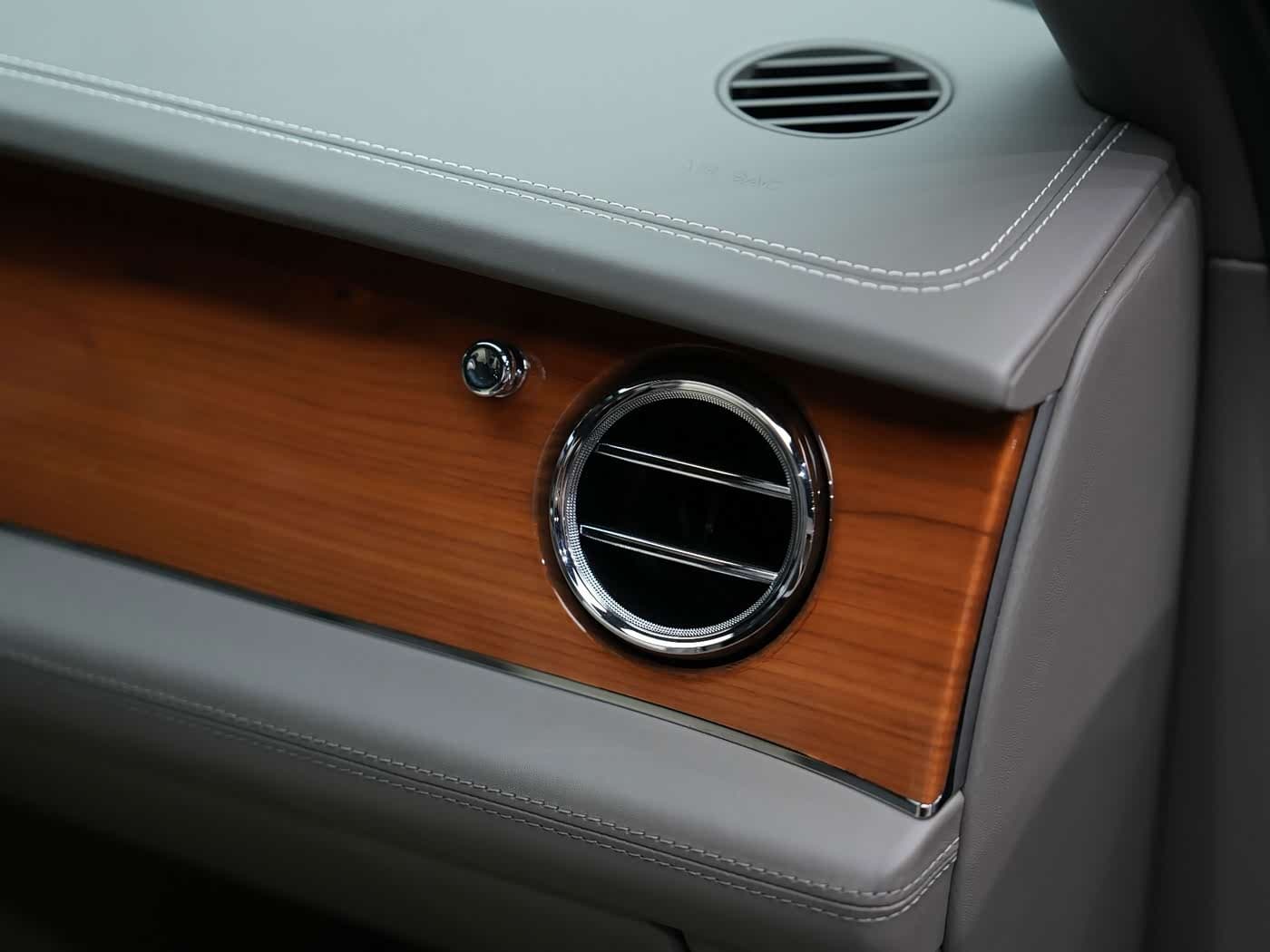 Bentley Bentayga 2021 — Фото 17/20