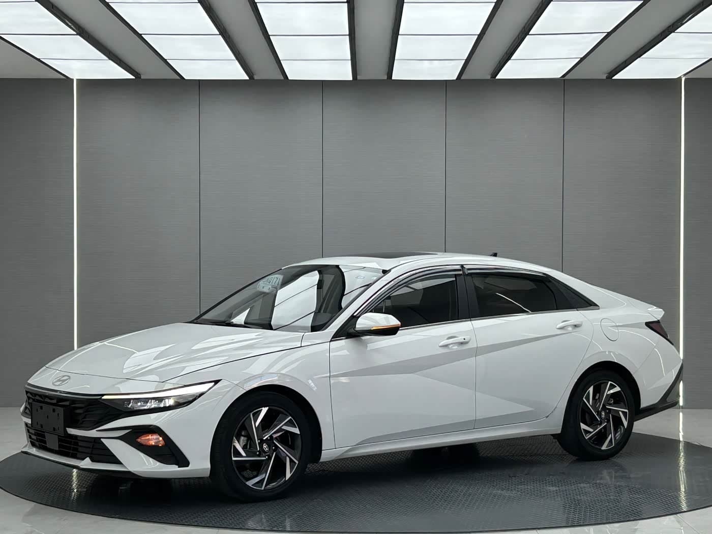 Hyundai Elantra 2023 — Фото 1/20