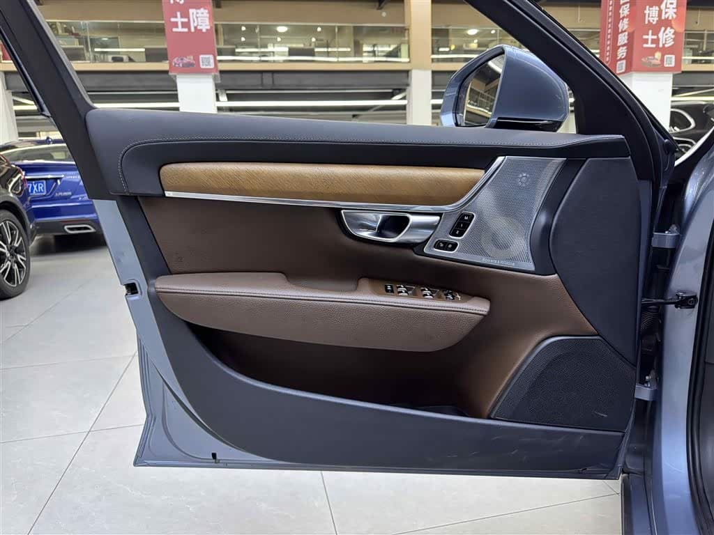 Volvo S90 Plug-in Hybrid 2018 — Фото 16/17