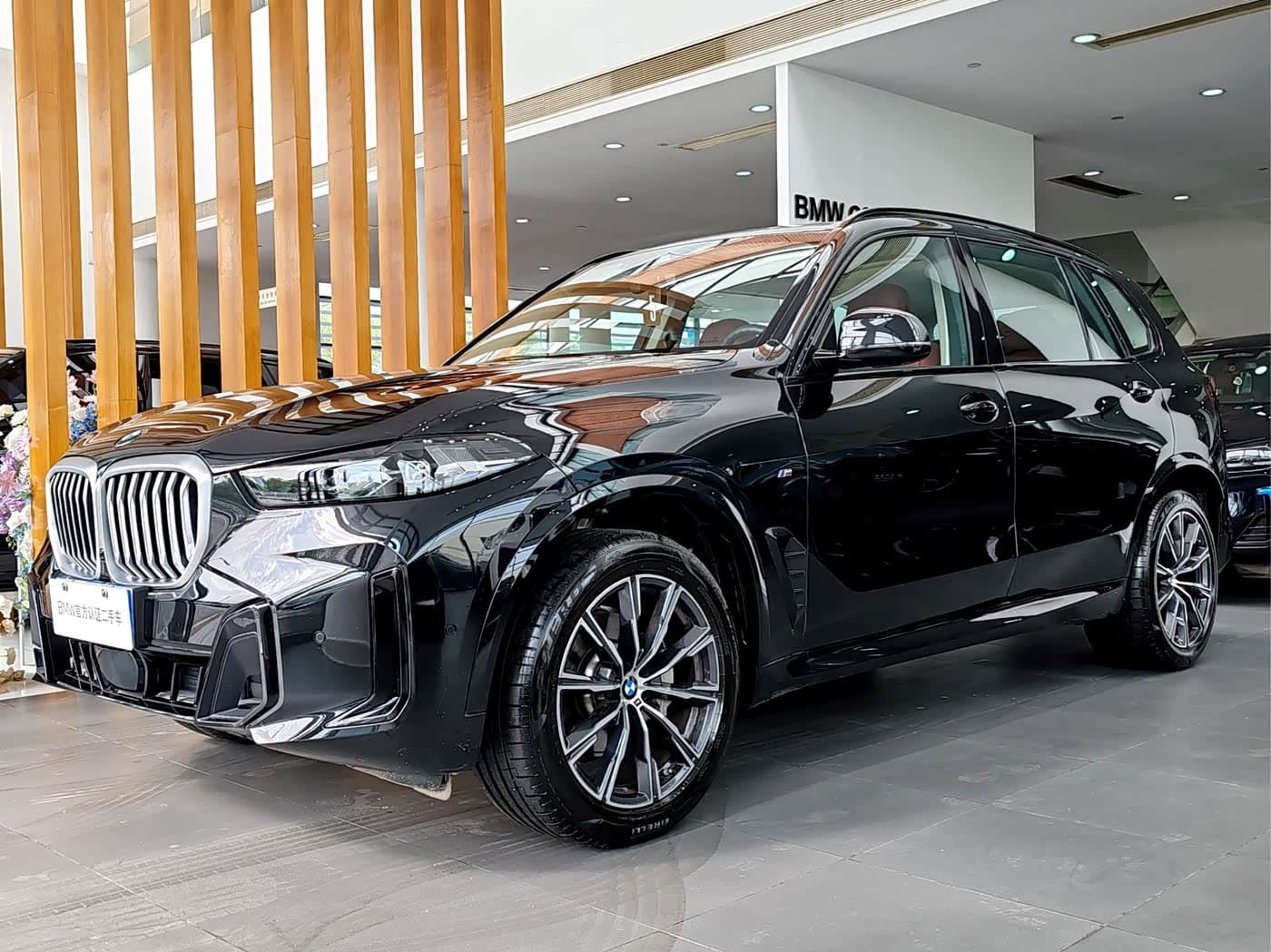 BMW X5 2025 — Фото 1/18