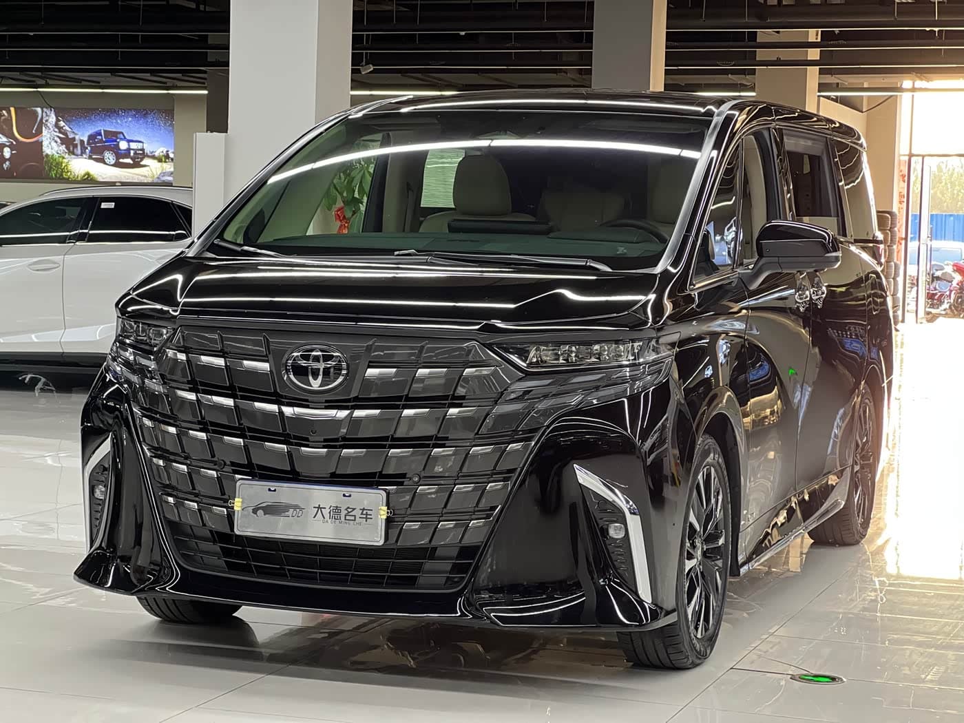 Toyota Alphard 2025 — Фото 1/20