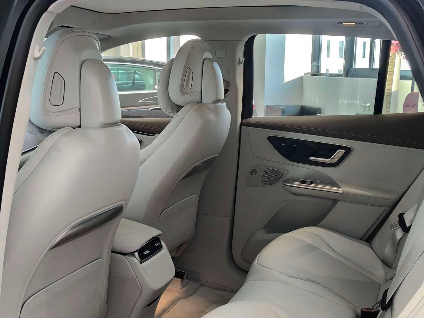 Mercedes-Benz EQE SUV 2025 — Фото 8/12