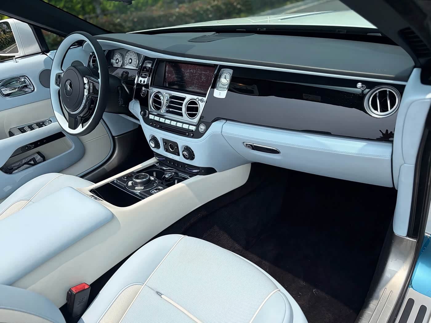 Rolls-Royce Dawn 2018 — Фото 13/20