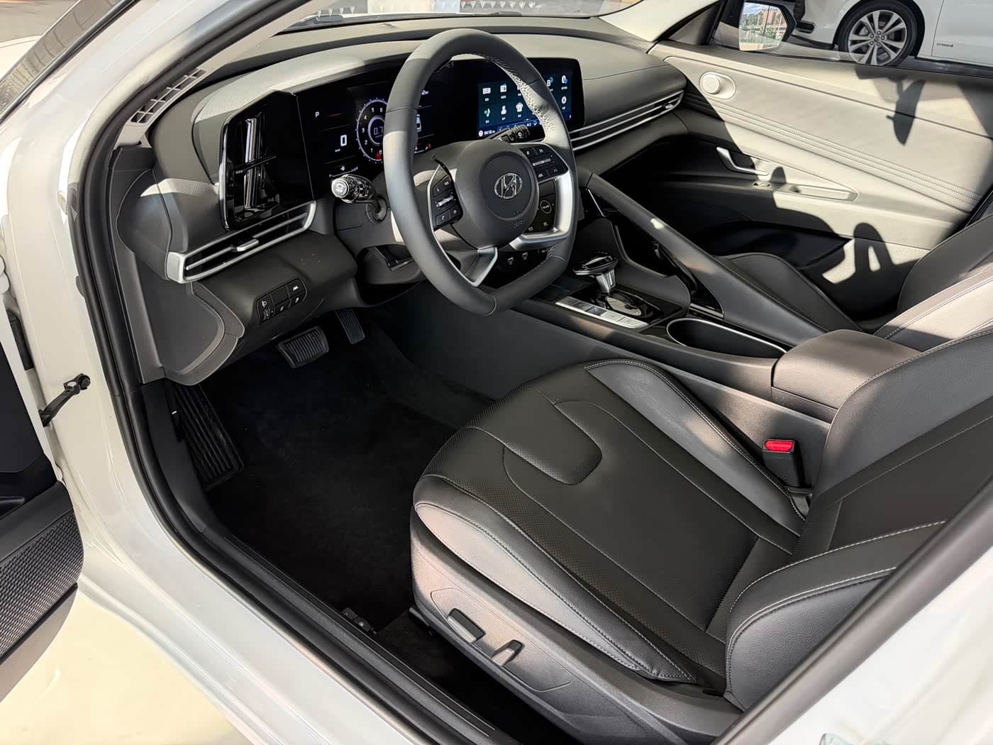 Hyundai Elantra 2023 — Фото 4/20
