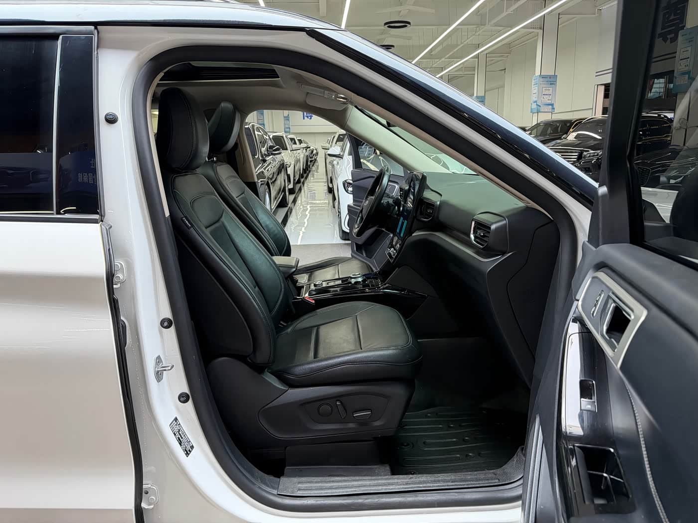Ford Explorer 2020 — Фото 15/20